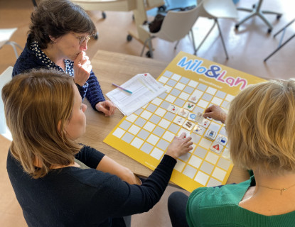 Medewerkers van Milo maken een woordmuur.