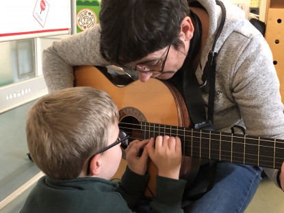 Liam met een gitaar